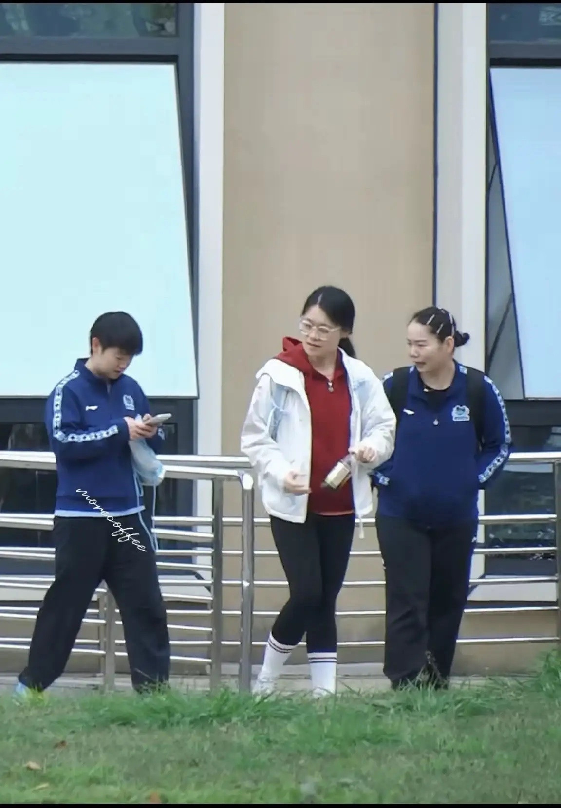 莎莎又被长姐教训了。国乒成都封训基地院内，莎莎忙着边走边拨弄手机，佳佳姐姐回头说