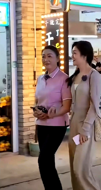 陈梦的妈妈估计难受死了不是因为陈梦不给钱也不是没找老伴，而是61了，还有