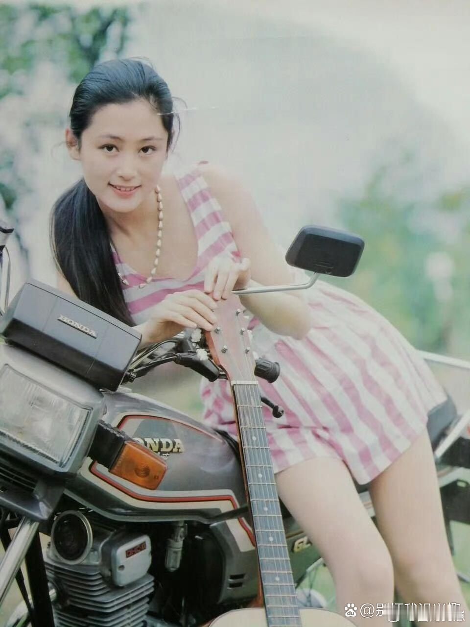 陈红年轻时的颜值简直绝了！说是巨美一点不夸张，眉眼如画气质脱俗，妥妥的时代美人！