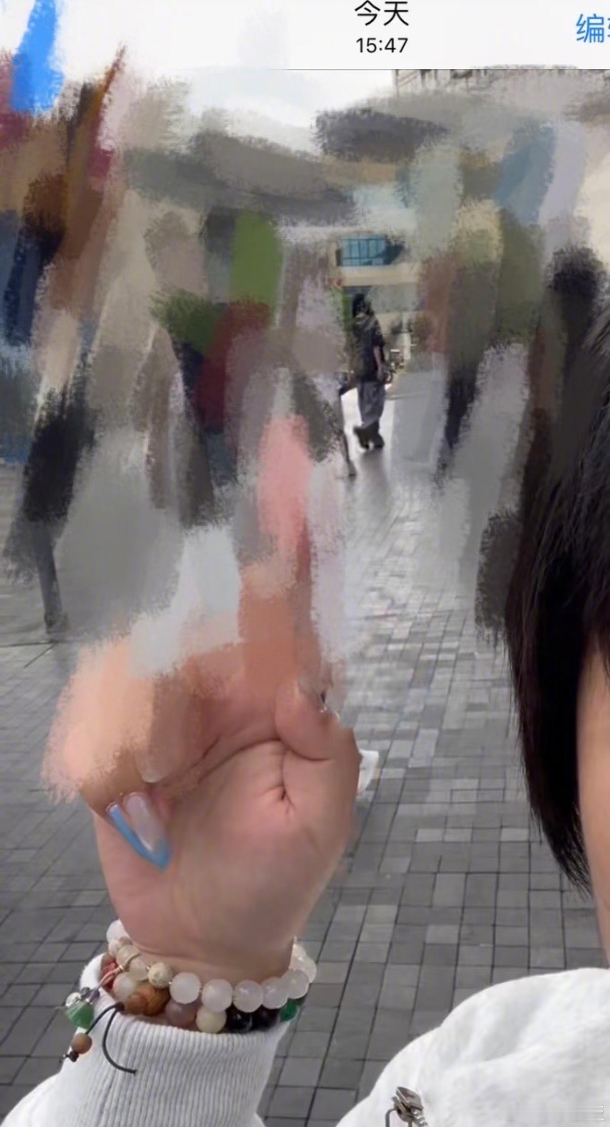 偶遇陈奕恒和妈妈逛商场今日落地重庆开启休假模式的，被拍到和妈妈一起现身商场逛街