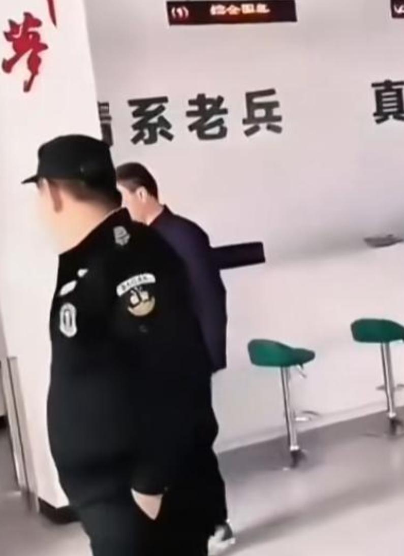 保安和保安的差距是巨大的！这起湖南某厅的保安，拒绝退伍伤残老兵借厕所，惹了众怒