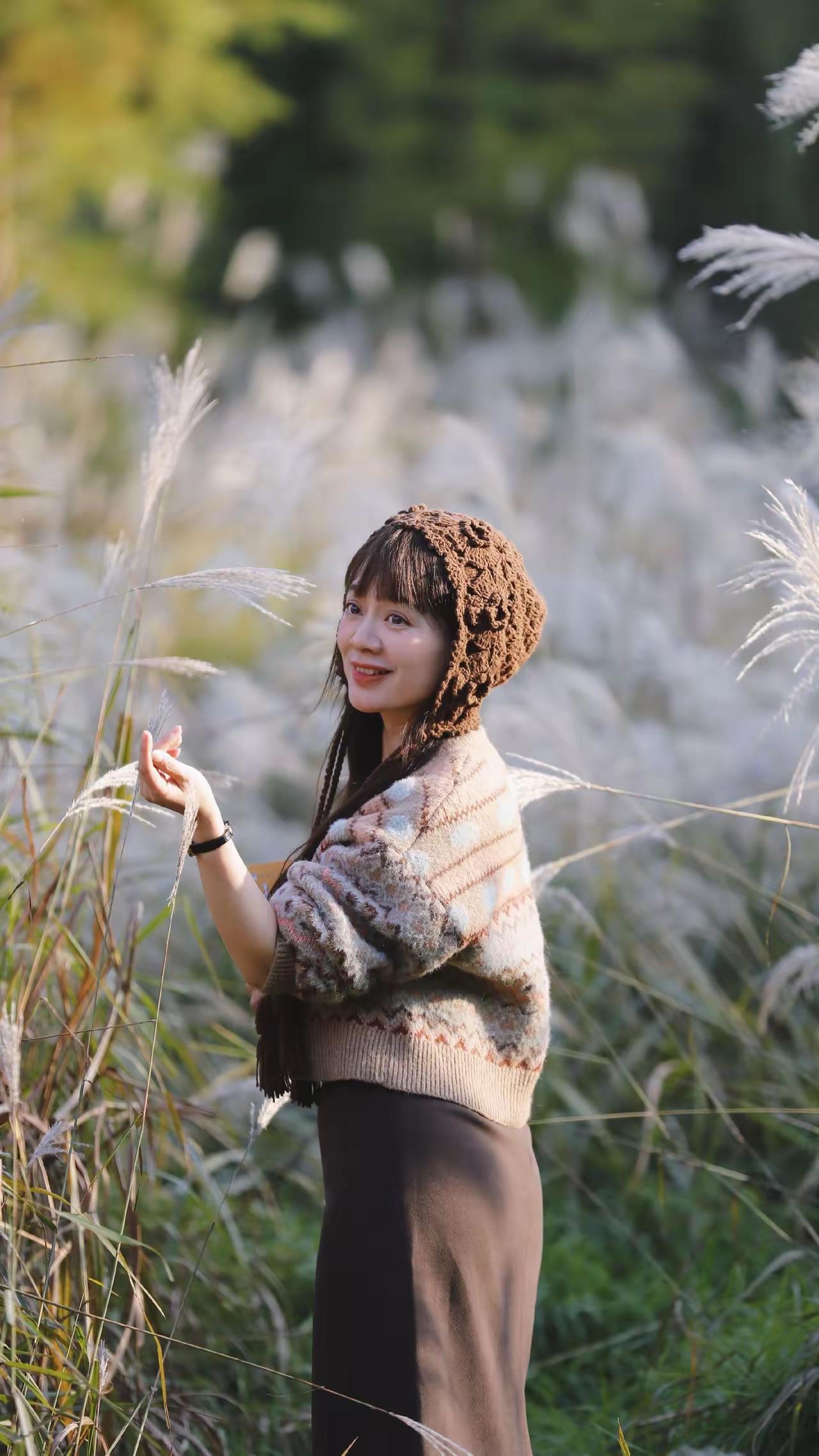 深秋总是笑声不断的收获的喜悦敲打着农人的胸膛晒点温柔的光将秋阳揉碎在发梢