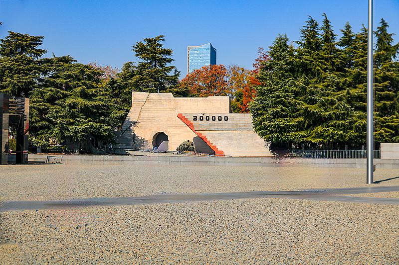 南京大屠杀时候，大量的上流社会的小姐太太们，因为气质高雅出众，反而遭遇更加凄惨。