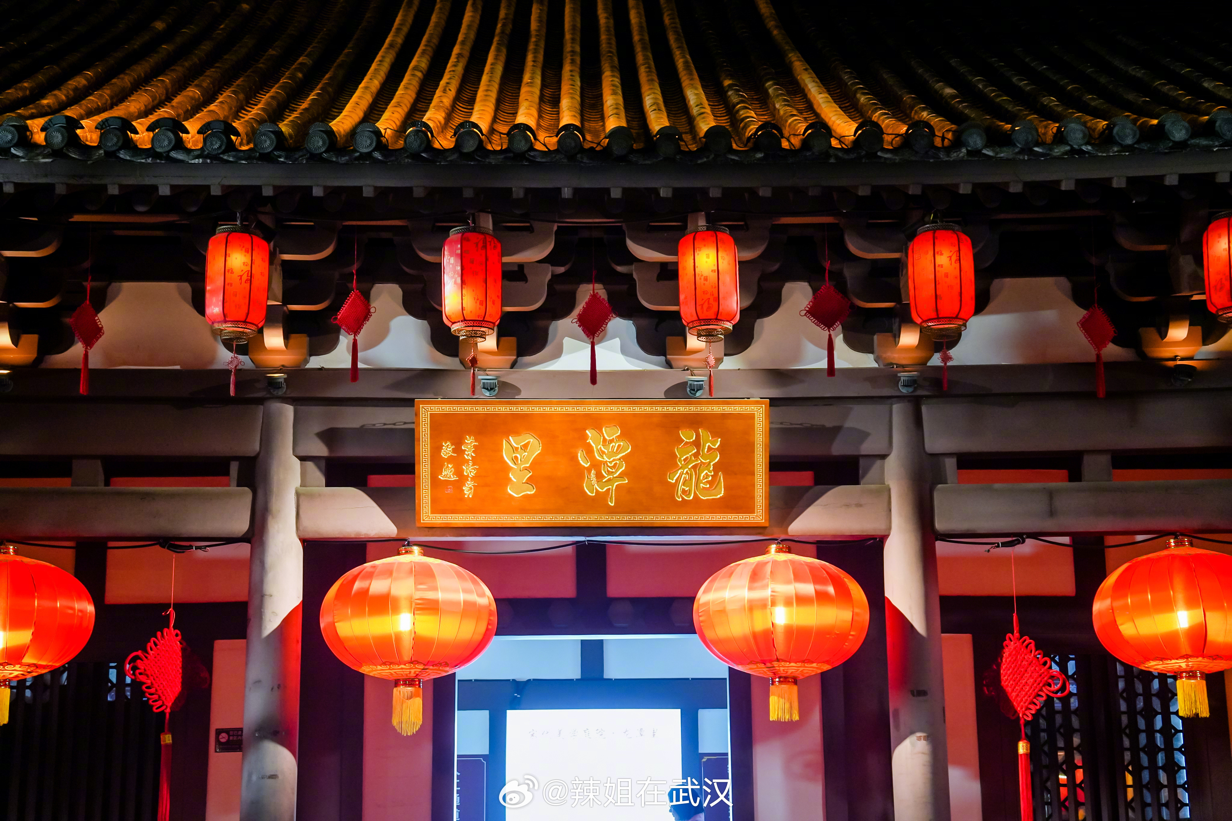 武汉武汉出发一小时，咸宁藏了个小江南！来龙潭里就能沉浸式感受宋韵风雅。白墙黛瓦、