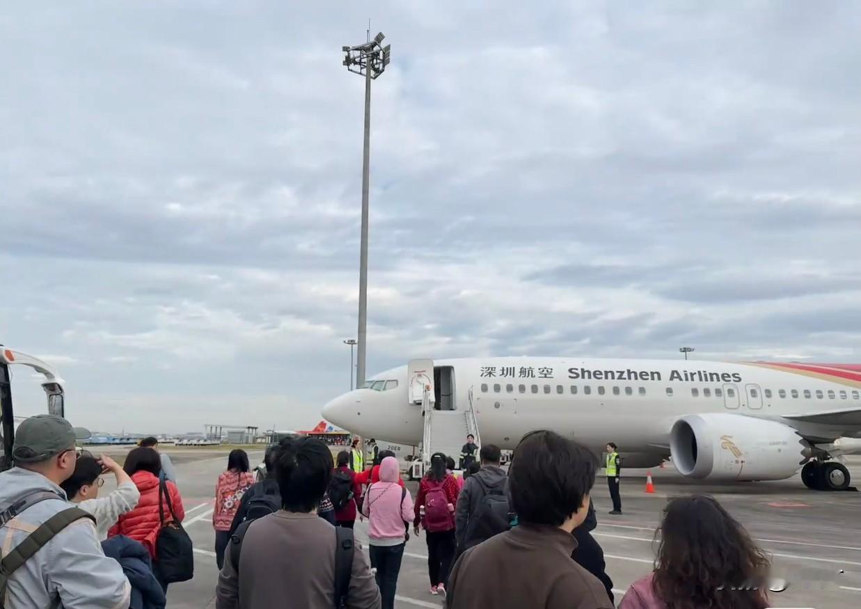 赴日航班排长队不退票，记者追问真实理由，多数人回答让人心寒！11月中旬以来，