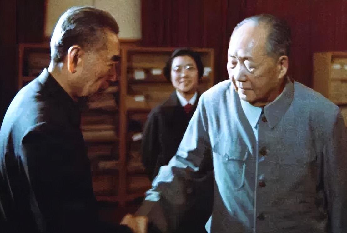 令人感慨的是毛主席和周总理的讣告及悼词均由同一位写作高手亲笔撰写，一定很有故事吧