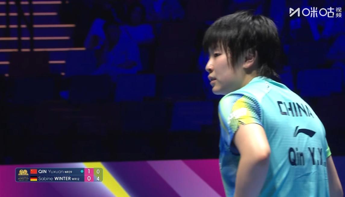 邱贻可跟覃予萱讲的战术被全球直播了，国乒的秘密越来越少了，邱导给小蘑菇的战术是