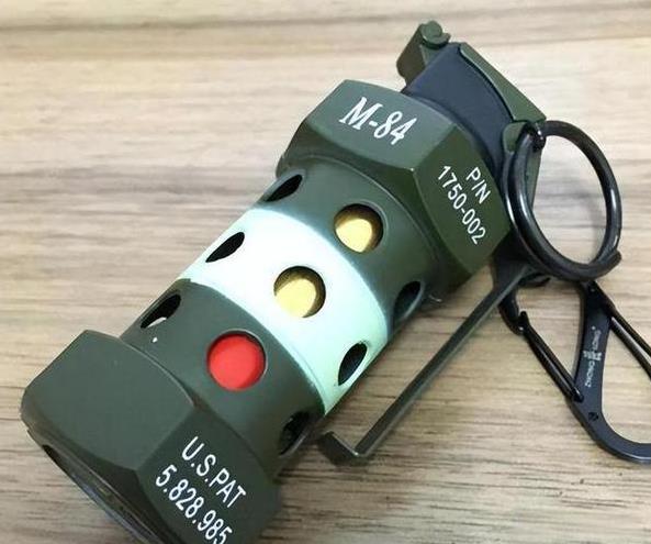这么说吧，背过身闭眼躲闪光弹？就跟拿纸糊的盾牌挡加特林似的。闪光弹那亮度能直接飙