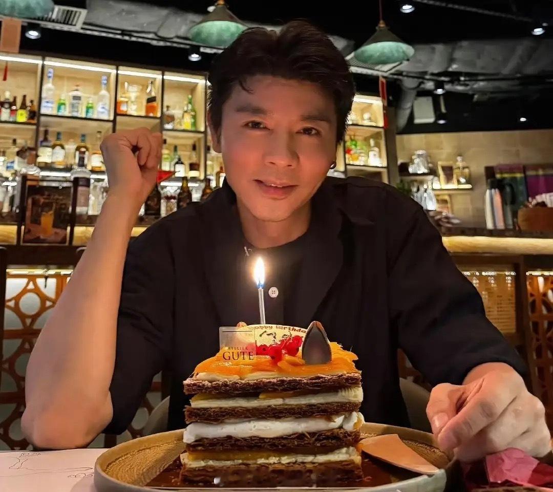 蔡少芬为老公庆祝52岁生日，夫妻俩互相搂着搞怪自拍，喜感十足。张晋头上长出来很多
