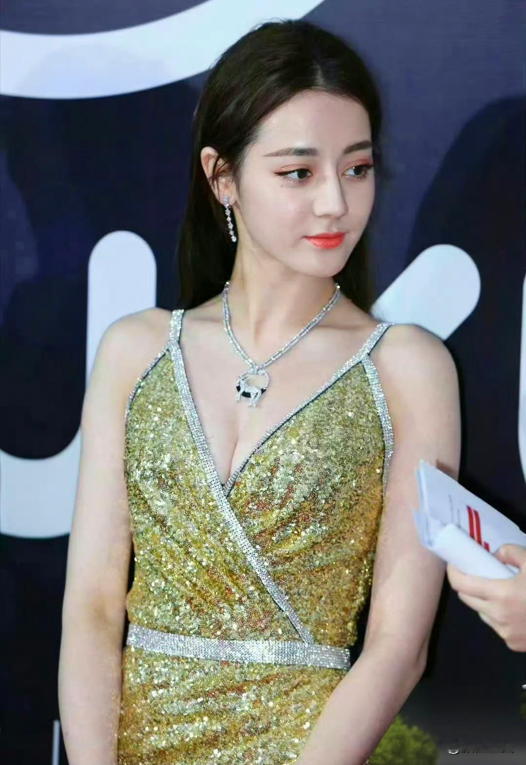 异域浓颜天花板，美得惊心动魄。