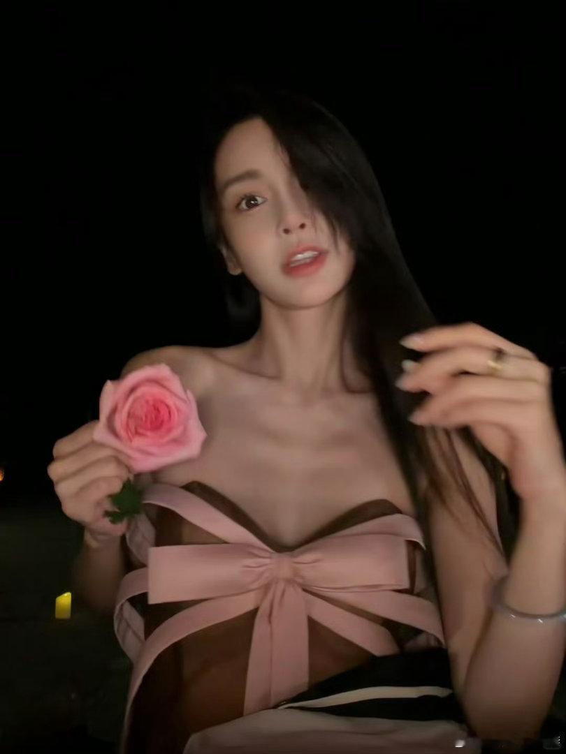 Angelababy拿着一朵玫瑰随便摆两个造型就出片了，这谁不羡慕但姐姐也太瘦
