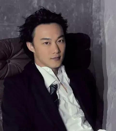 #陈奕迅确诊新冠#取消演唱会，也是对他人负责的态度。毕竟病毒传染厉害，不可能带