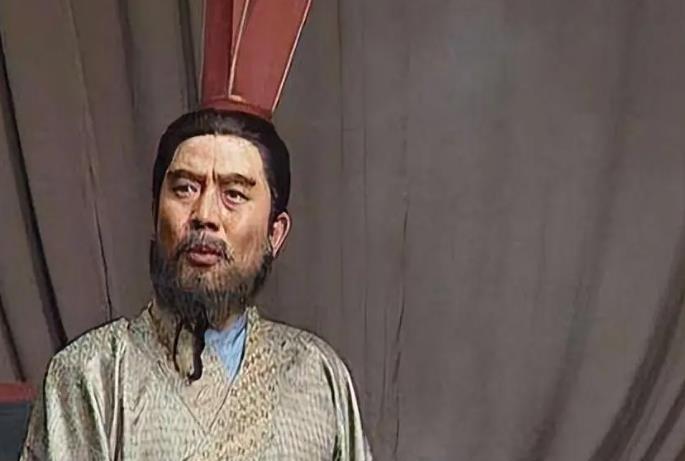 216年，曹操设宴款待投降的张鲁，当场封其为万户侯。曹丕大惊，偷偷劝说：“张鲁是