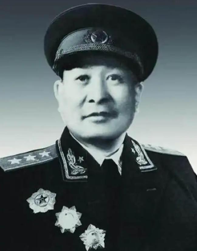 1947年，一个排长拦车打伤了华野副主任钟期光，王必成下令枪毙，钟期光怒斥道不能