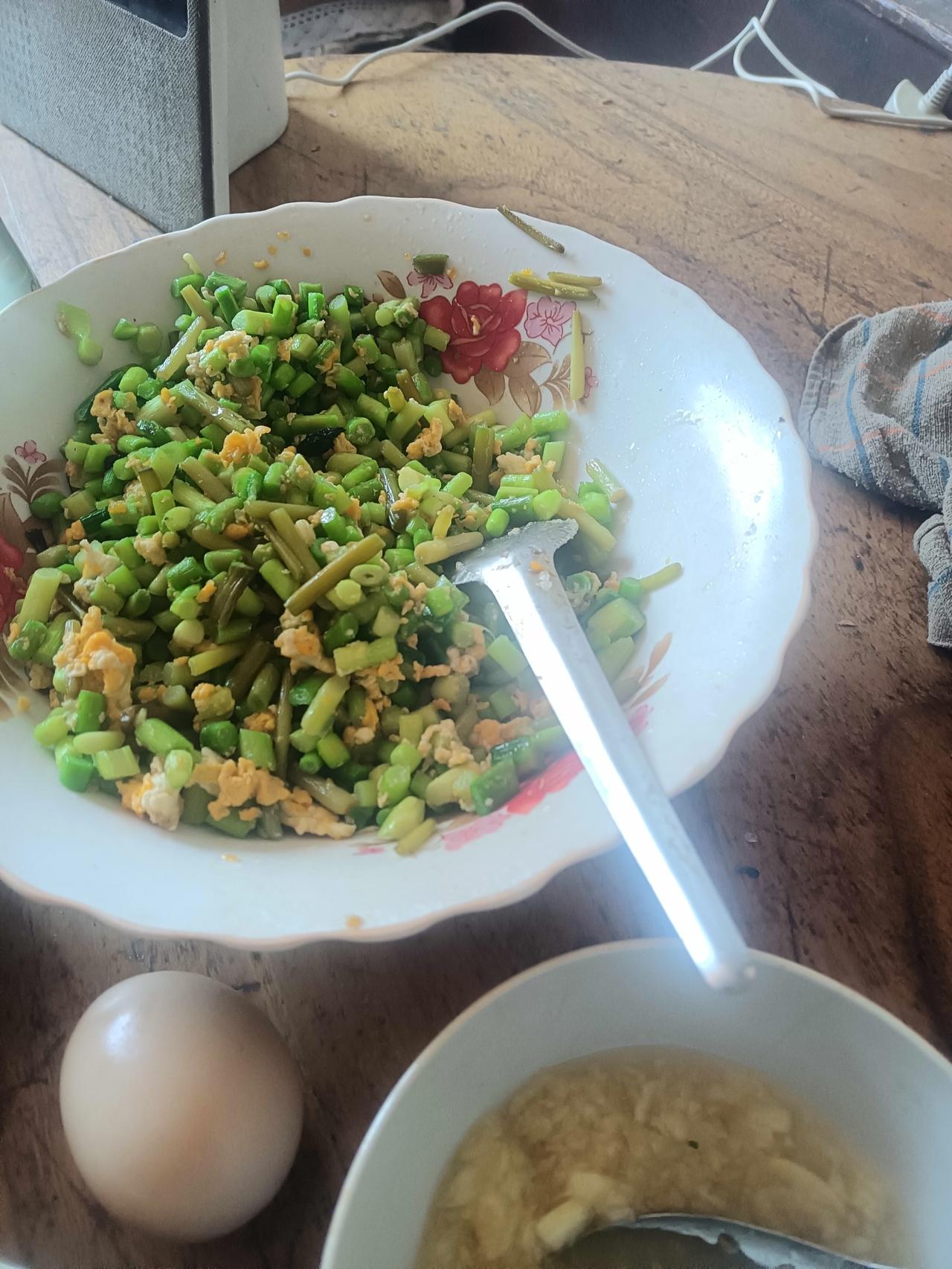 中午到家时，已经十二点多了。我刚停下车，母亲就出现在了门口，原来她早已在大门口等