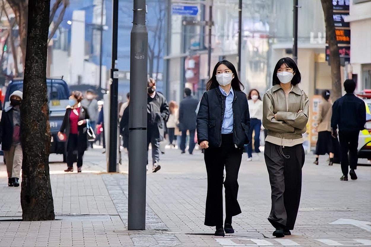 韩国生育率突然上来了，这是因为，韩国终于发现了解决单身男性结婚难题，到底症结在哪