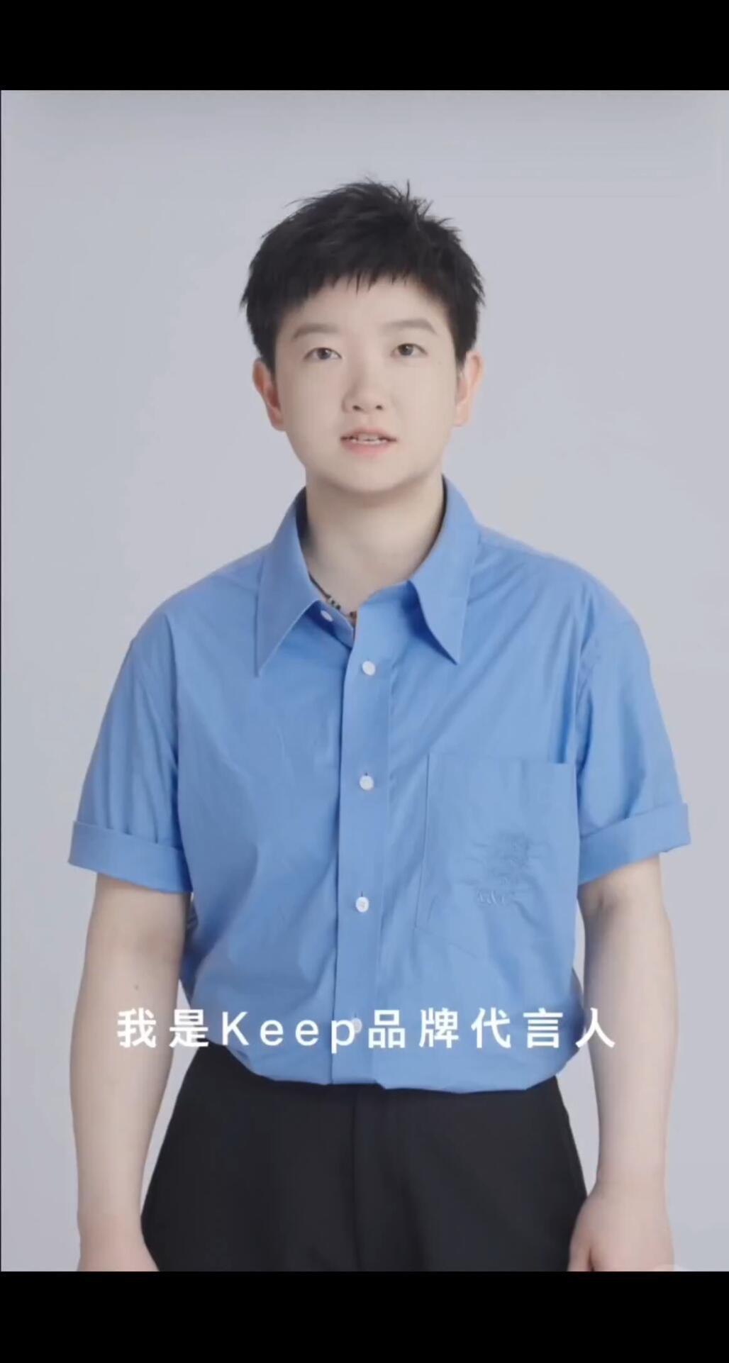 孙颖莎穿了一件蓝色的衬衣，太有爸爸妈妈的感觉，咱也是优秀之家！莎莎这个体型真的