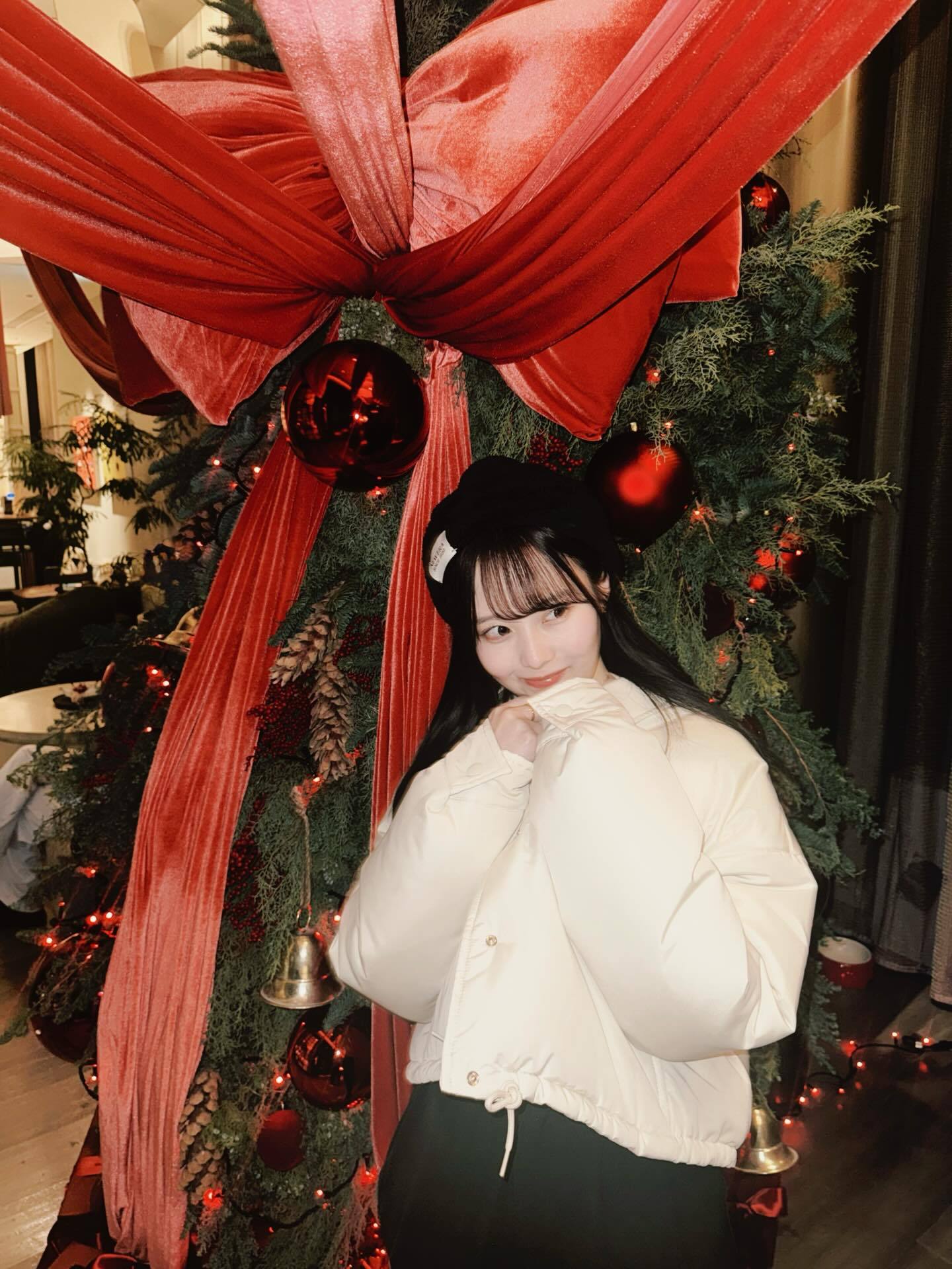 佐藤璃果「大きなリボンの可愛いツリーがあったの🎄⁡舞台のために髪黒くしてた