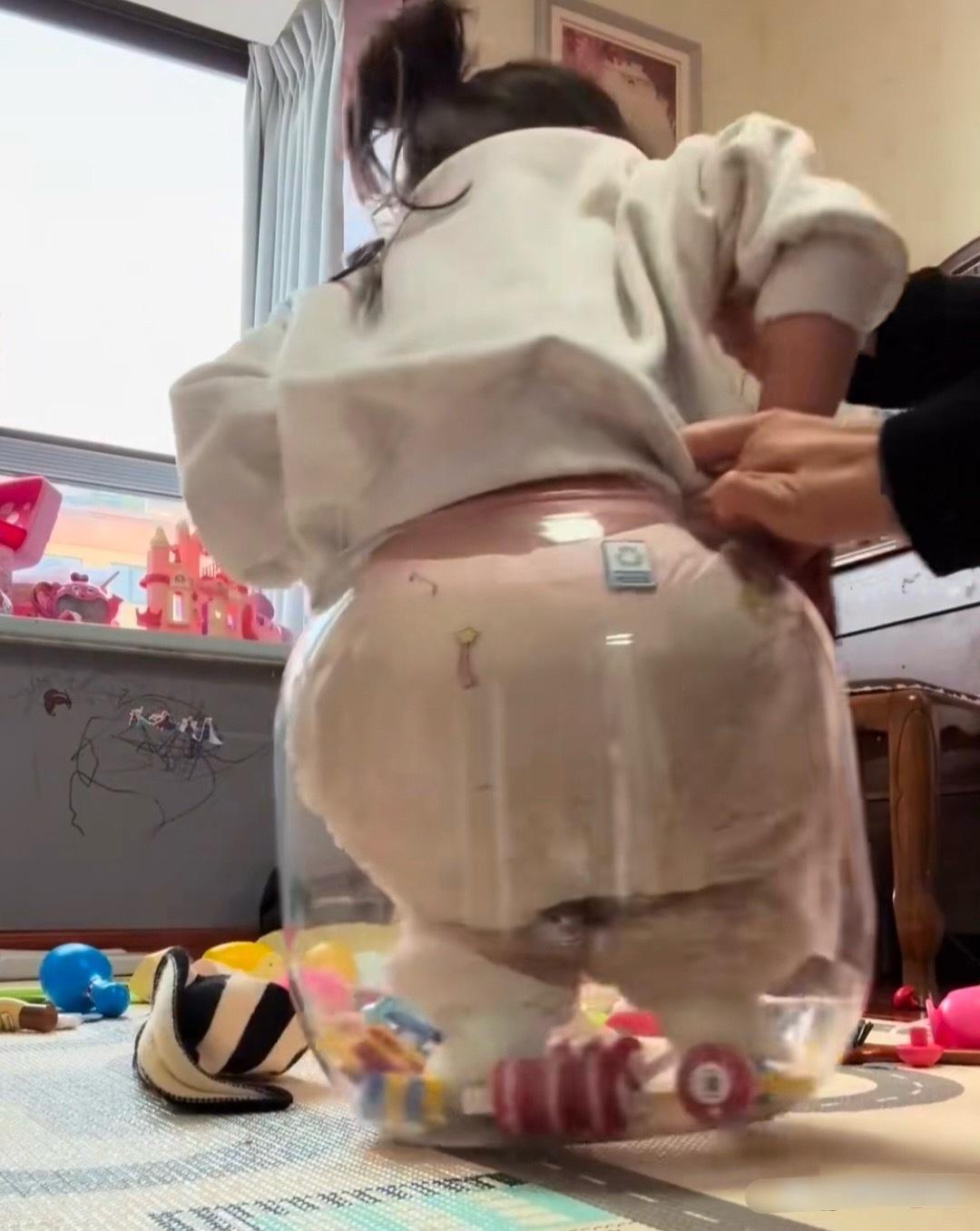 熊孩子卡在玻璃瓶里了，怎么出来？