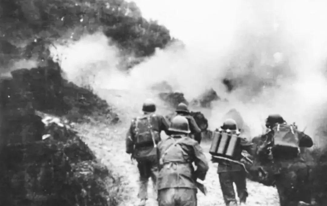 1979年，我军攻打越军暗堡受阻，罗兴元拿着74式火焰喷射器，走到连长面前，自信