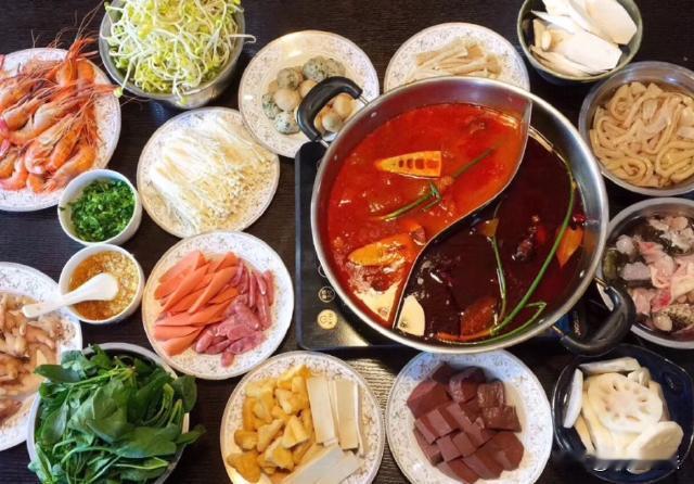 重庆，一女子带3个大人、1个孩子去重庆老火锅吃涮肉，菜品丰富价格实惠，一顿花费2