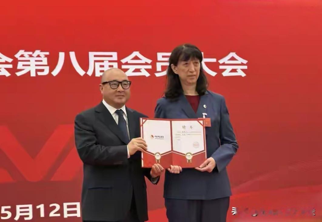 随着赖亚文今天当选排协主席，中国各体育协会7大主席更新如下[玫瑰]1，乒协主