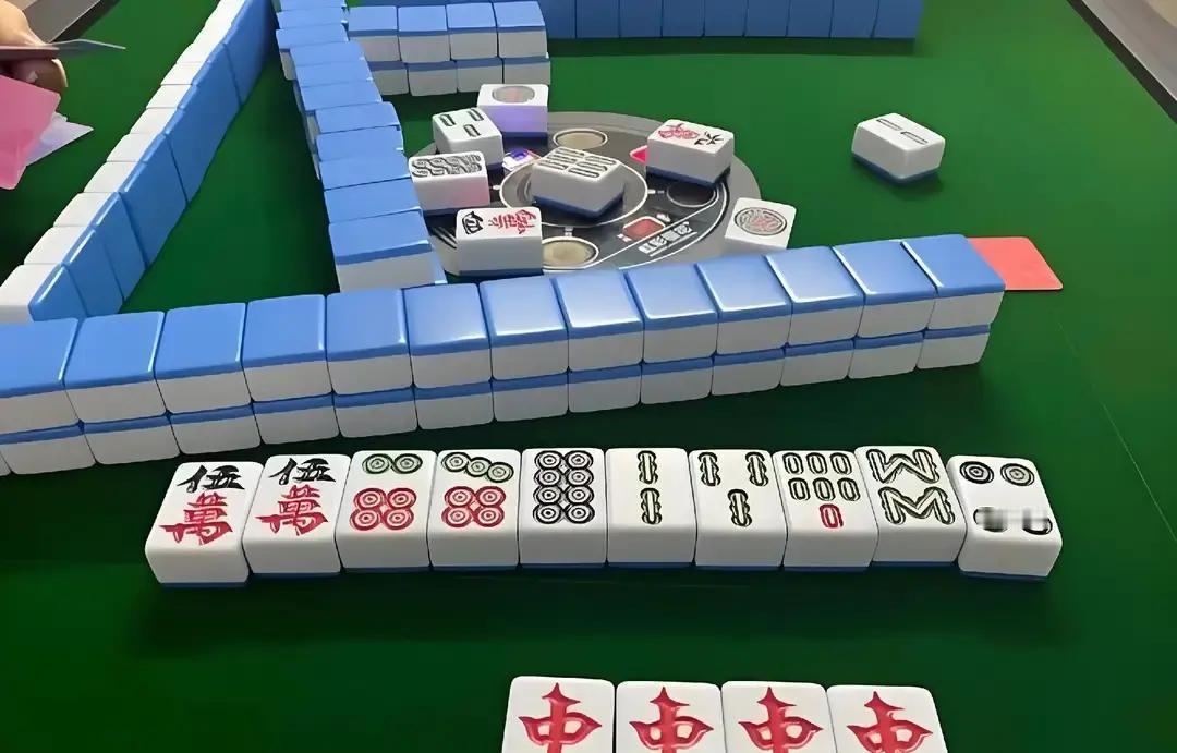 别再以为麻将馆收“台费”就安全了。去年，43万家棋牌场所关停，老板们踩中了同一条