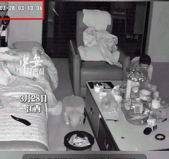 你说这孩子瘾多大？凌晨三点全家睡得呼呼的，他像个小特工似的摸黑爬出来拿平板，玩
