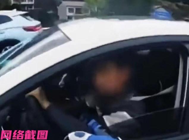 这里有名男子在高速路上开车累了，他没有选择来到服务区休息，不知为何竟然停在主干道