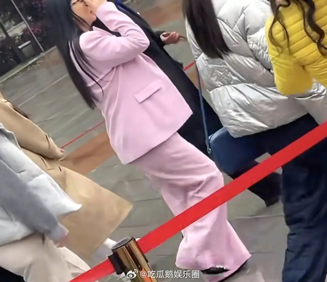 王诗龄母女韶山献花，李湘大变样瘦了有20斤和女儿关系变冷没互动！