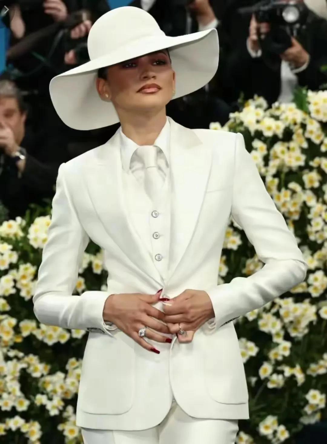 2025MetGala红毯上，赞达亚以LV全白西装配宝格丽蛇形胸针惊艳亮相，