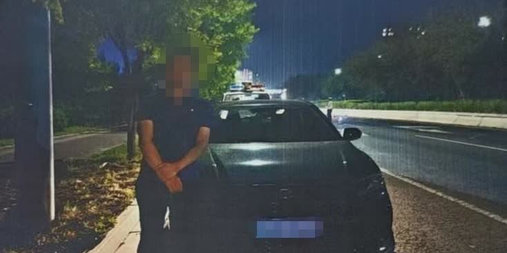 近日，公安武清分局交管支队杨村大队交警在广贤路沿线开展交通违法行为夜间治理行动时