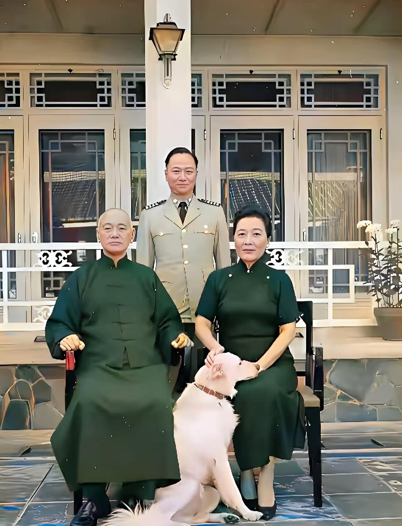 这是蒋中正夫妇与侍卫官汪希苓。蒋中正选择侍卫官一般会选择两个地方的人。一个是山东