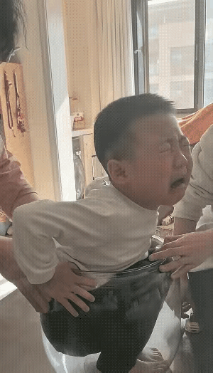 调皮萌娃卡进玻璃缸全家急出一身汗三岁萌娃独自玩耍时，竟钻进家里的大玻璃缸，