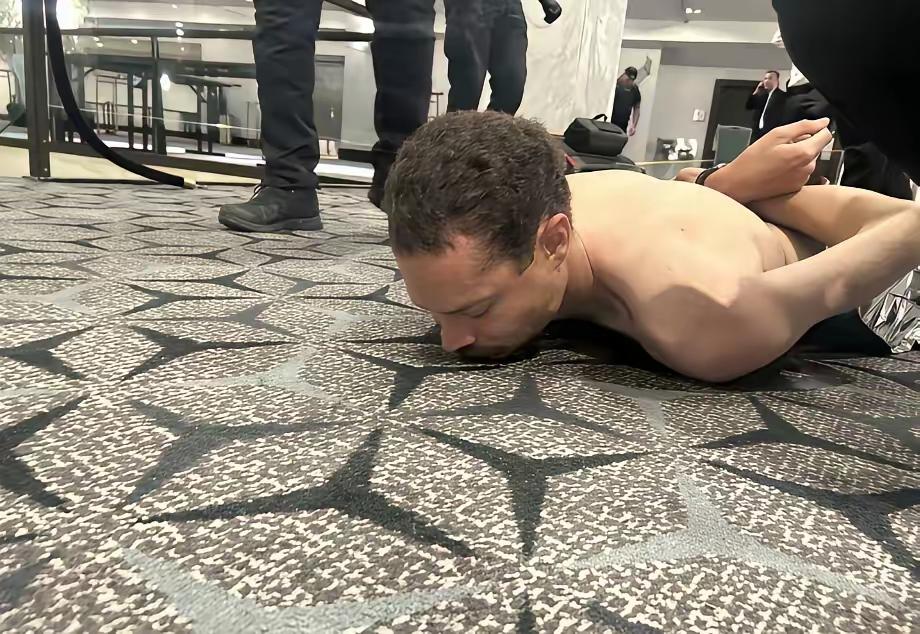 万万没想到，白宫记者晚宴枪手科尔托马斯艾伦被抓捕后，美国安全人员先是扒光了他的衣