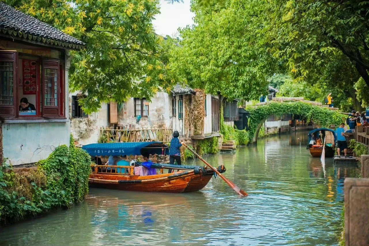 烟雨迷蒙，粉墙黛瓦，潺潺流水，吴侬软语……这就是周庄。