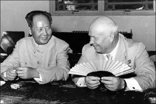 赫鲁晓夫回忆说，有一次我和毛主席喝茶聊天，他问我，“有多少征服者进入过中国？”然