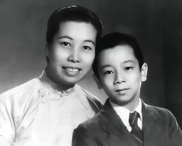 1941年，日本宪兵抓住了许广平，逼她脱得只剩一件小衫裤。宪兵们哄笑着凑近：“说