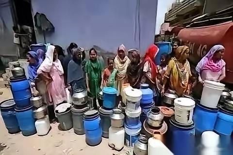 印度那场化肥招标，单子大得吓人，一口气要250万吨。但圈内人一看，都笑了。时间给