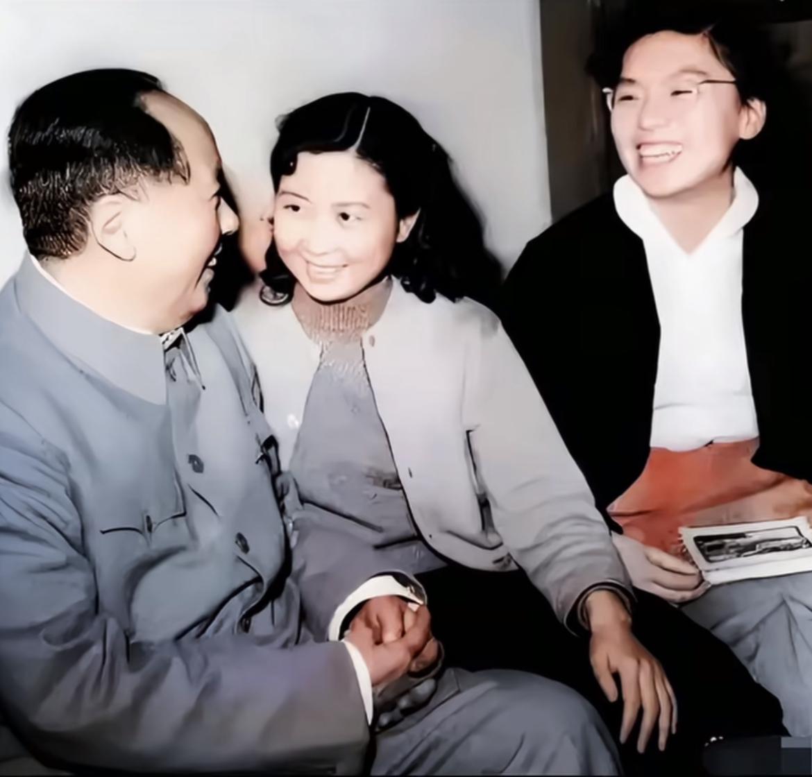 1957年11月，毛主席率团出访苏联，参加十月革命四十周年庆典，外事活动日程十分