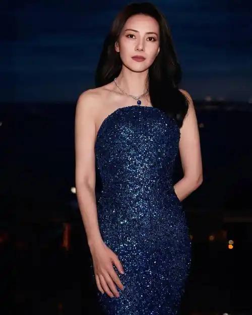 近日，46岁的高圆圆在红毯上的生图引发广泛关注。镜头下，她一袭酒红色单肩鱼尾长裙