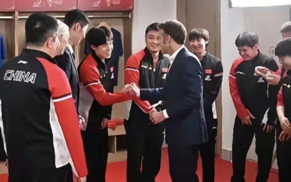 这张照片拍的真好！头哥和马克龙握手，周围一圈人都笑好开心，每个人都嘴角上扬！角落