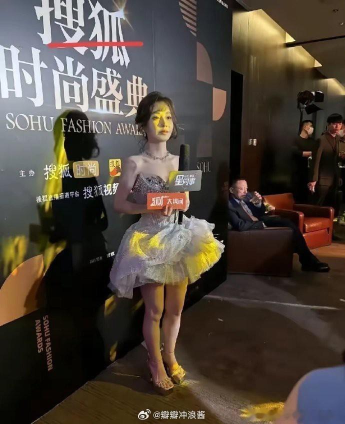 初次直观感受到她的身高，或许正是她转型不顺的缘由。​​​