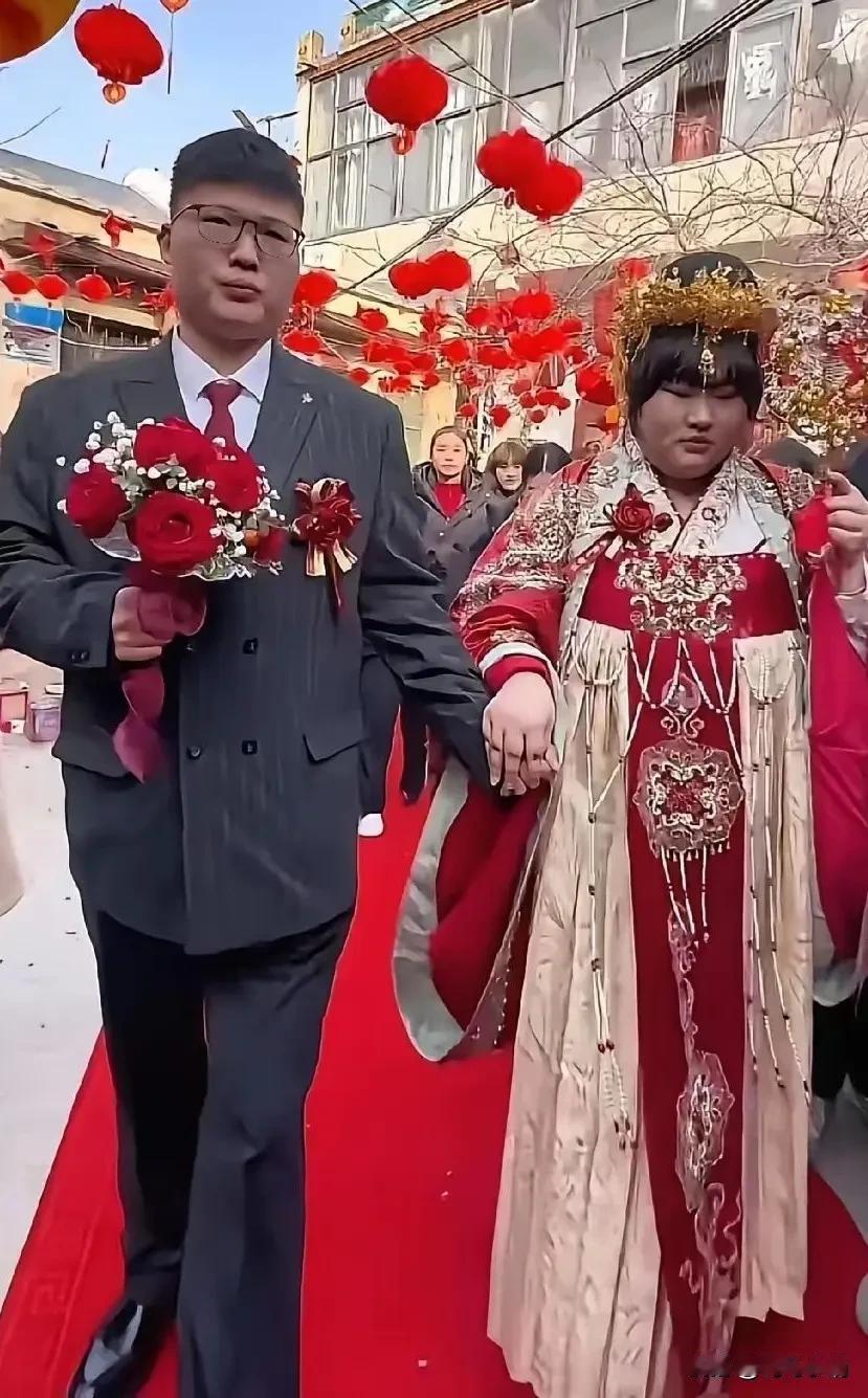 据说，大衣哥给女儿朱雪梅的嫁妆就有几十万，很多网友认为，从去大衣哥家接亲和婚礼现