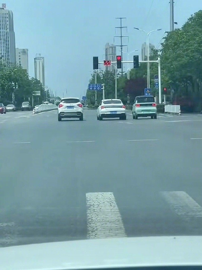 这三辆车默契的可以拜把子了