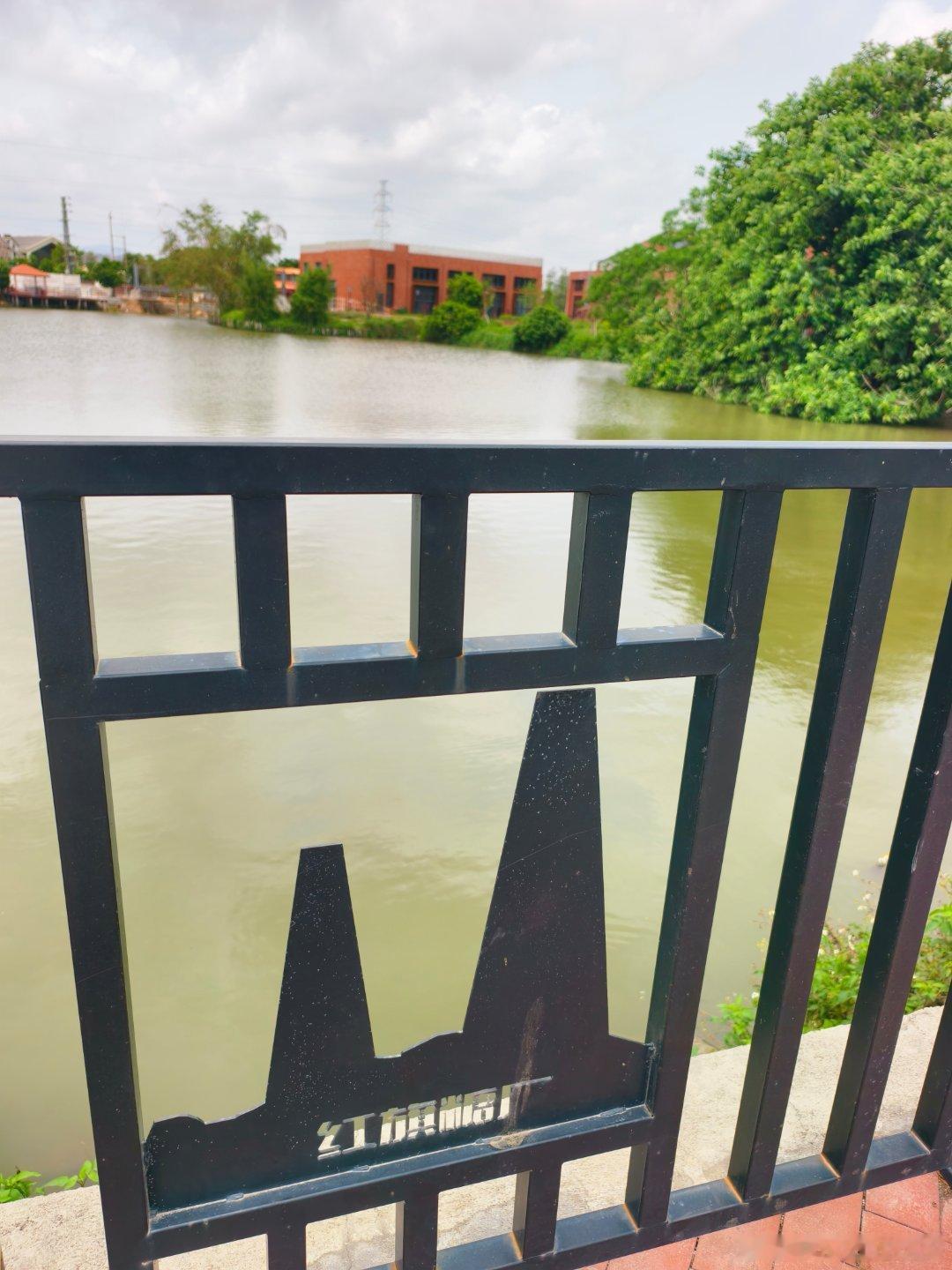 珠三角发展纵横观察录珠海红旗糖厂1970年建成投产，依托红旗农场围海造田形成