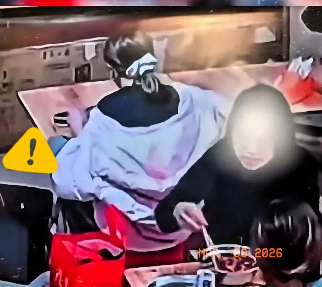 泼汤女子事件后续影响恶劣，其个人身份、住址等隐私信息被网友悉数扒出，后续生活势必