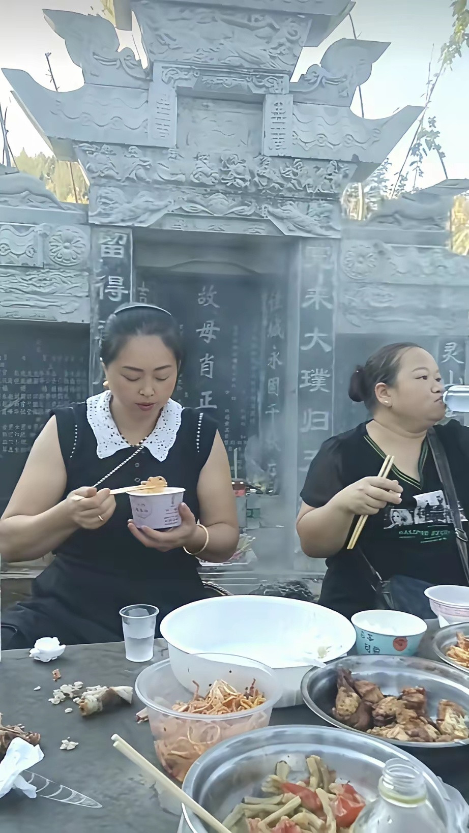 几十年来第一次看见这样的中元节，一家人把饭菜做好打包到墓碑前吃，小伙子更有松弛感