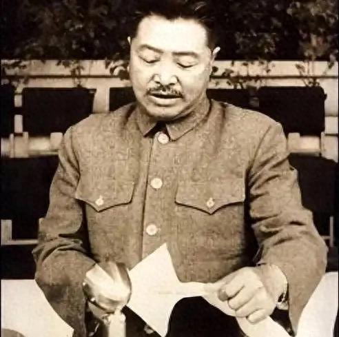 1955年授衔时，贺龙认真审查名单指出：这个人的军衔偏高，必须予以调整吗？19
