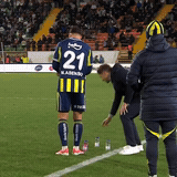 这一刻你不得不说他是一位伟大的教练！在土超联赛中，费内巴切在客场被对手逼入绝